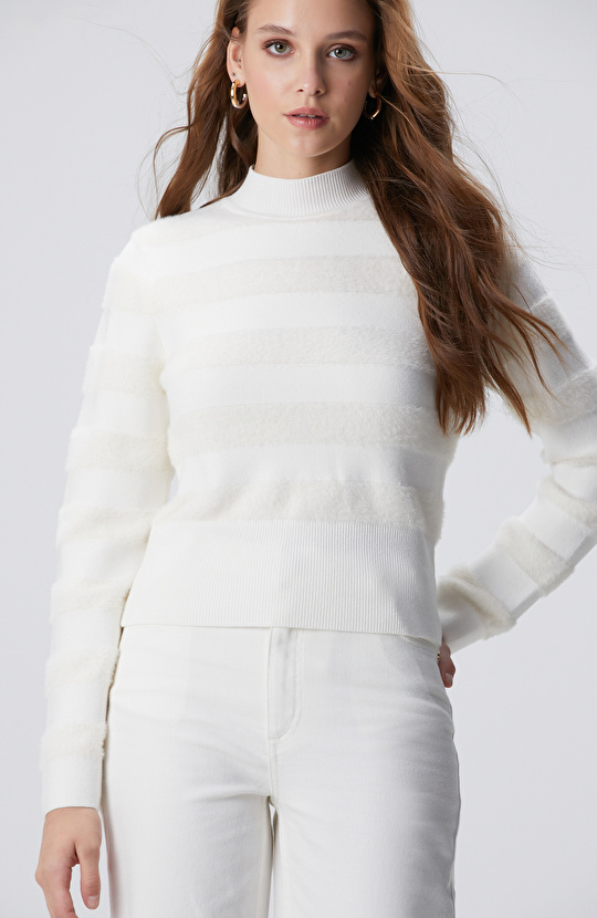 Kırık Beyaz Çizgili Triko Kazak