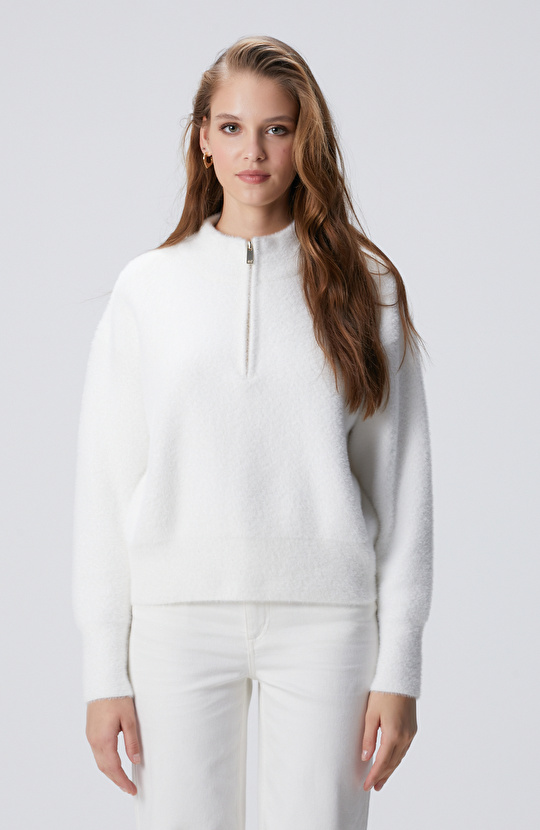 Kırık Beyaz Yumuşak Dokulu Triko Kazak