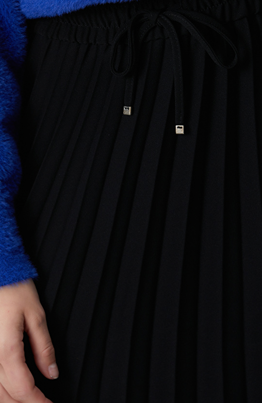 Siyah Piliseli Midi Etek