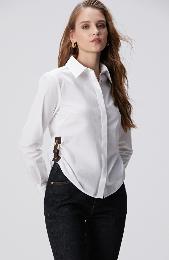 Beyaz Aksesuar Detaylı Gömlek