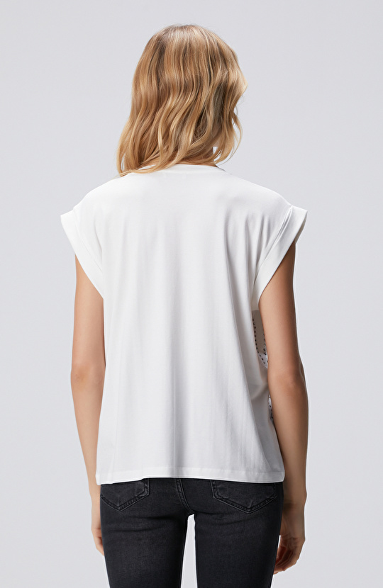 Kırık Beyaz Taş Baskılı T-shirt