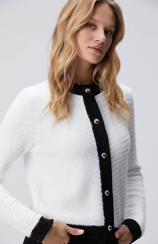 Kırık Beyaz Yumuşak Dokulu Triko Ceket