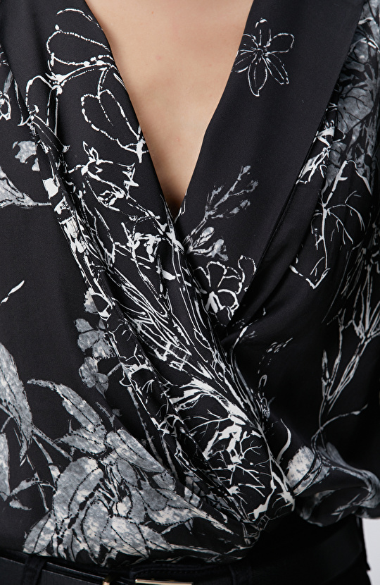 Siyah Kırık Beyaz Desenli Bluz