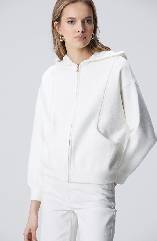 Kırıkbeyaz Yumuşak Dokulu Triko Mont