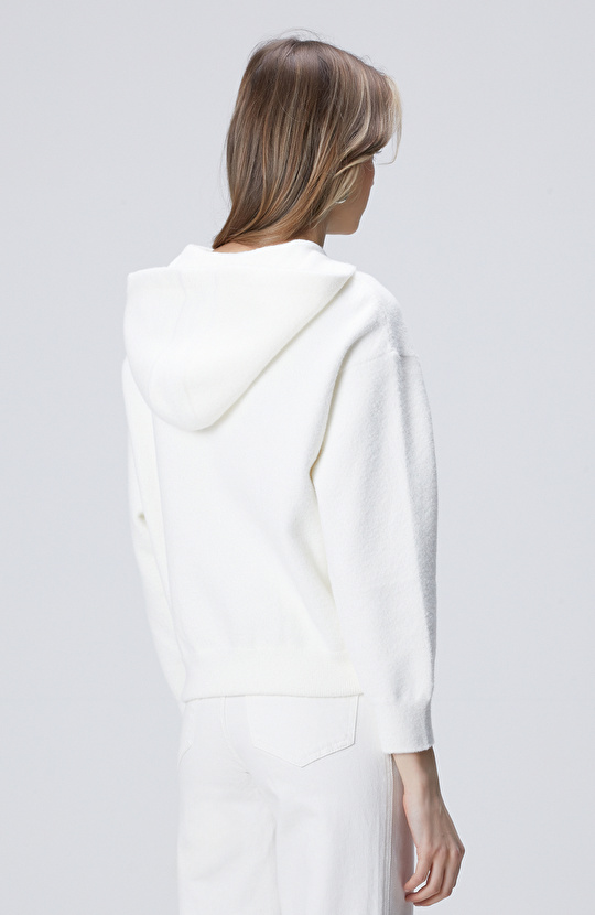 Kırıkbeyaz Yumuşak Dokulu Triko Mont