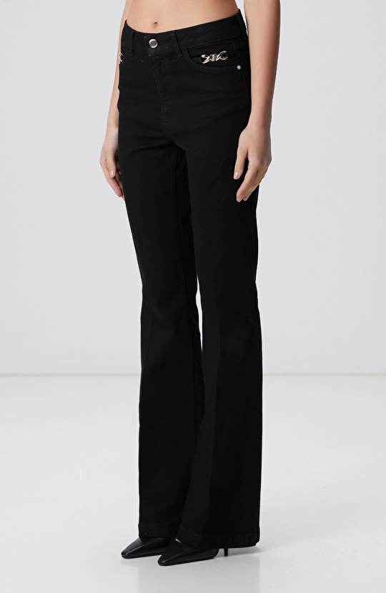 Siyah Aksesuarlı Flare Kalıp Denim Pantolon
