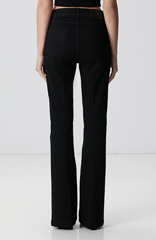 Siyah Aksesuarlı Flare Kalıp Denim Pantolon