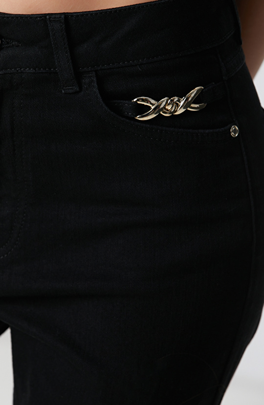 Siyah Aksesuarlı Flare Kalıp Denim Pantolon