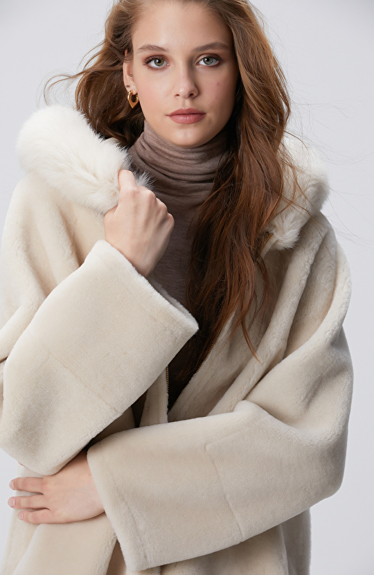 Kırık Beyaz Kapüşon Yaka Deri Kaban