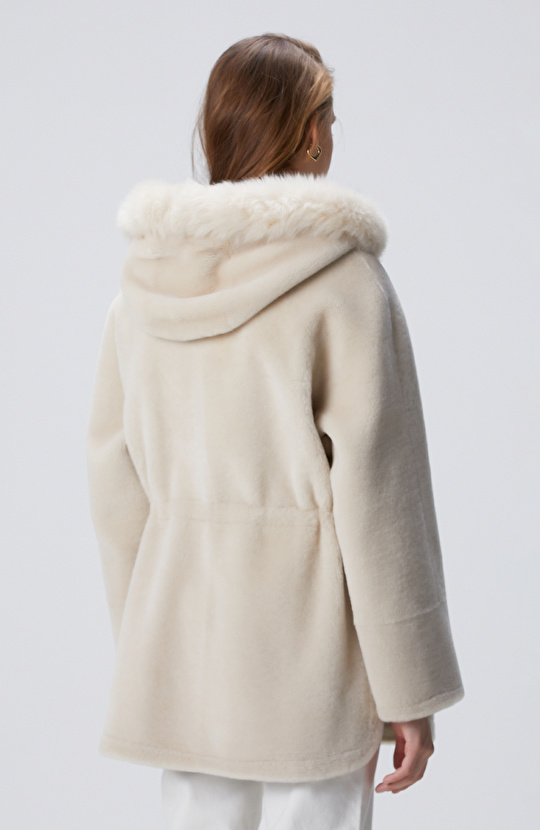 Kırık Beyaz Kapüşon Yaka Deri Kaban