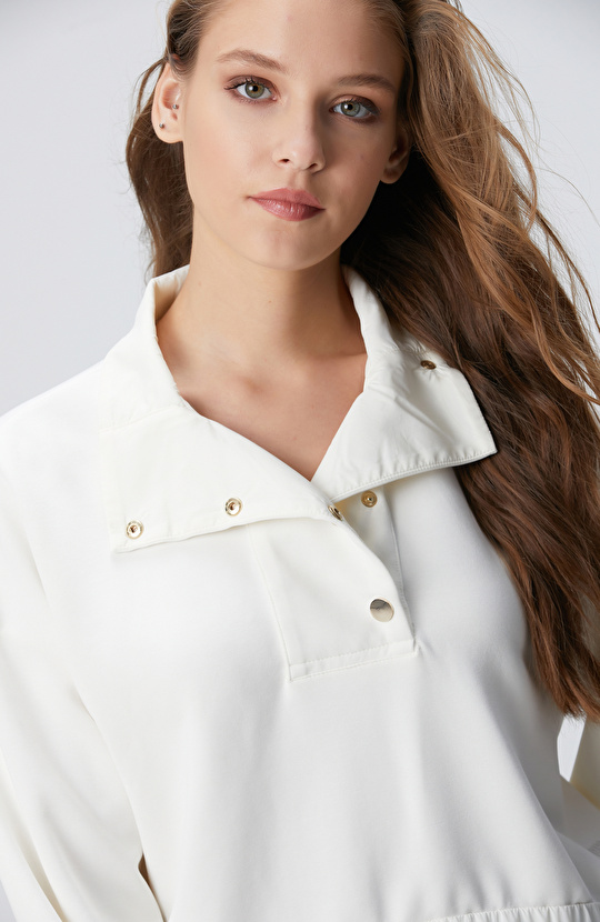 Kırık Beyaz Çıtçıt Detaylı Sweatshirt