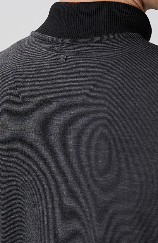 Siyah Fermuarlı Yaka Garnili Sweatshirt