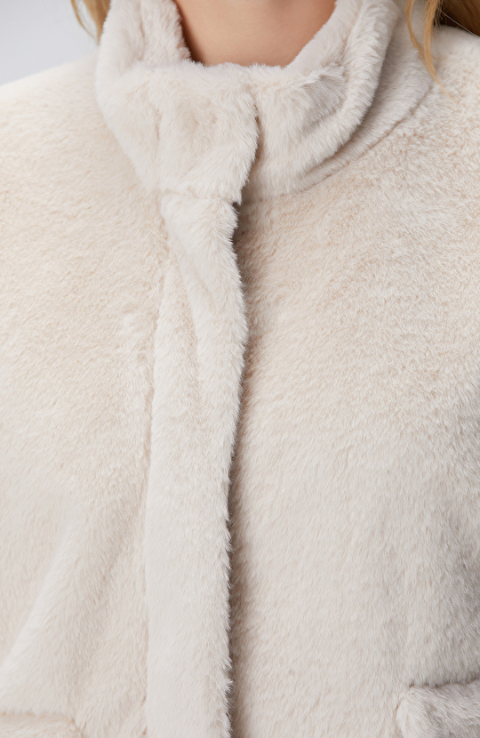 Bej Cep Detaylı Suni Kürk Mont