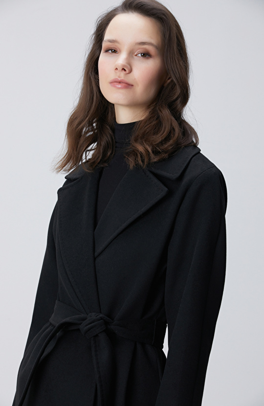 Siyah Geniş Yakalı Manto