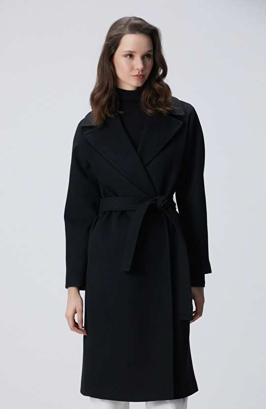 Siyah Geniş Yakalı Manto