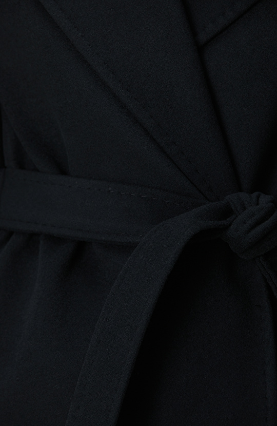 Siyah Geniş Yakalı Manto