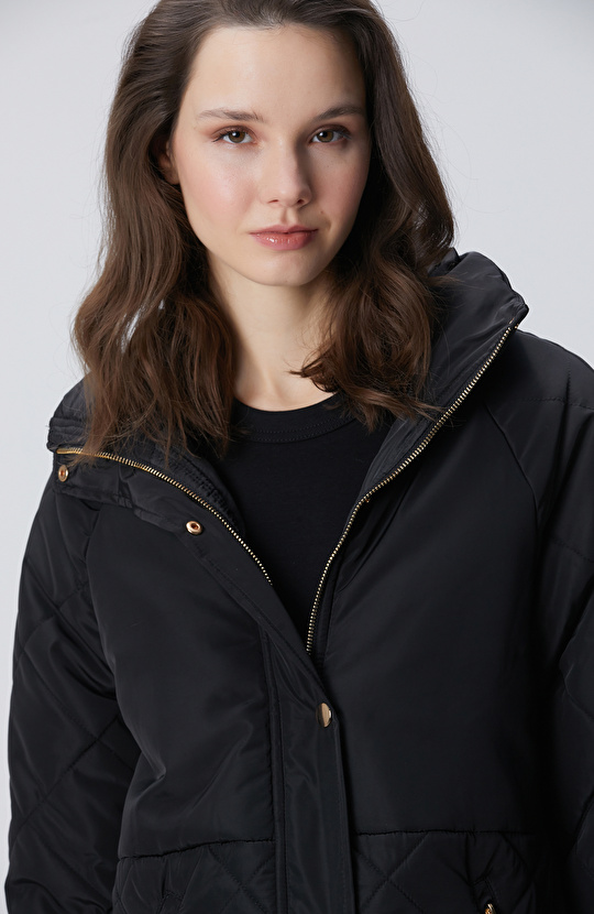 Siyah Yarım Kapitone Detaylı Kaban