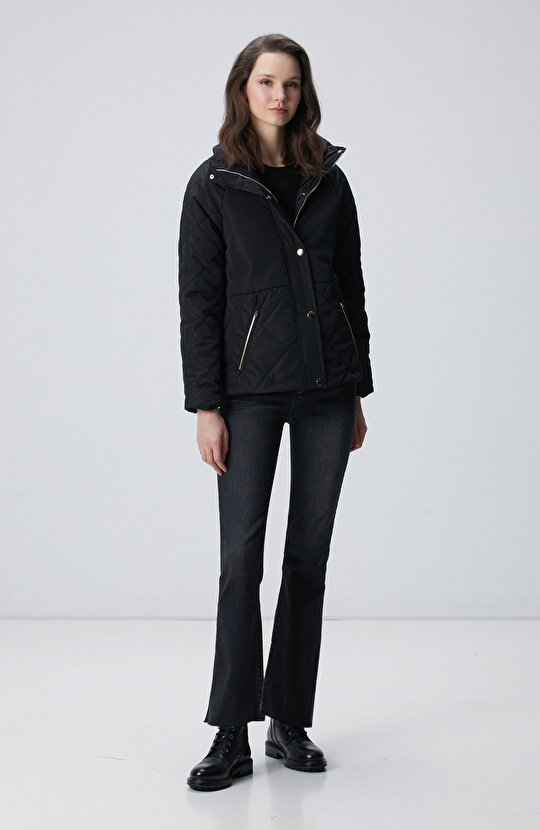 Siyah Yarım Kapitone Detaylı Kaban