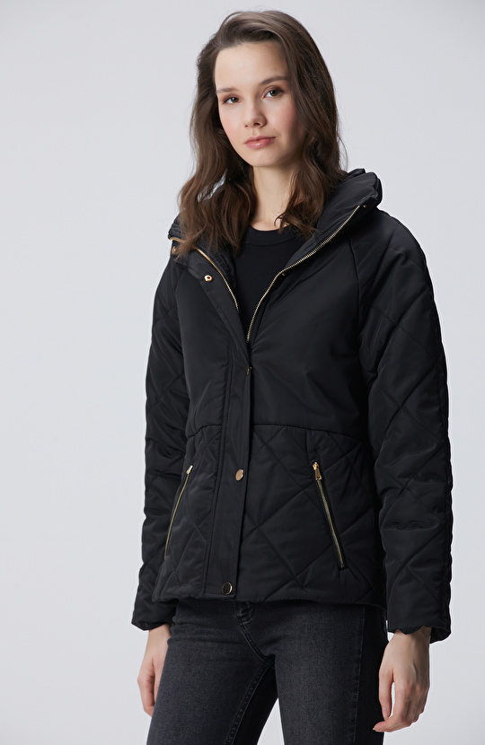 Siyah Yarım Kapitone Detaylı Kaban