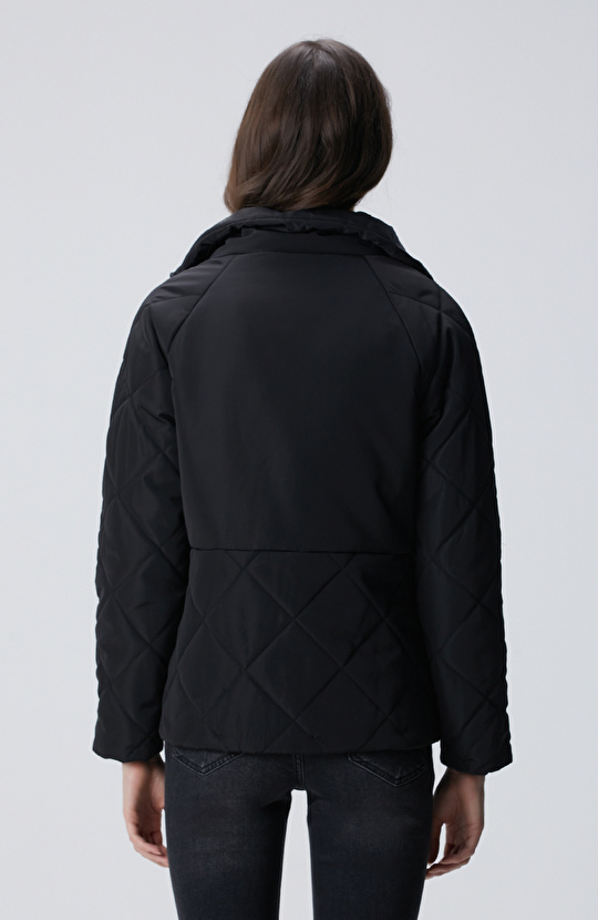 Siyah Yarım Kapitone Detaylı Kaban