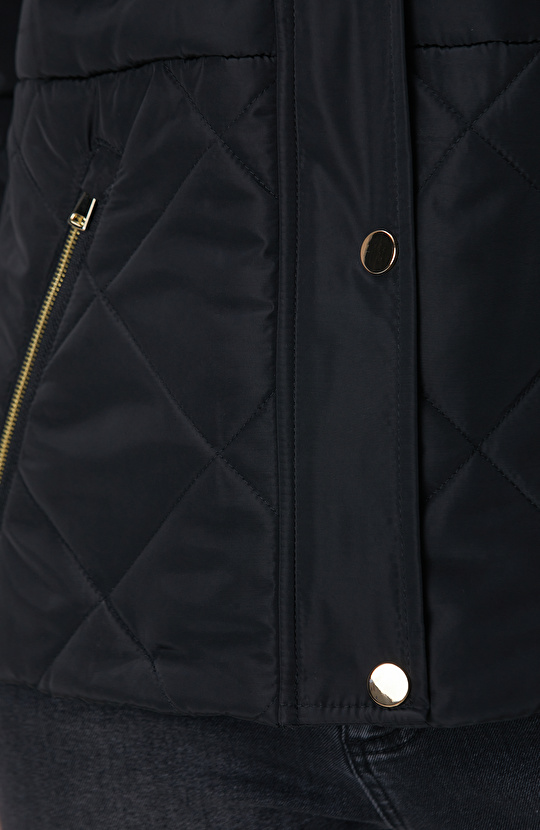 Siyah Yarım Kapitone Detaylı Kaban