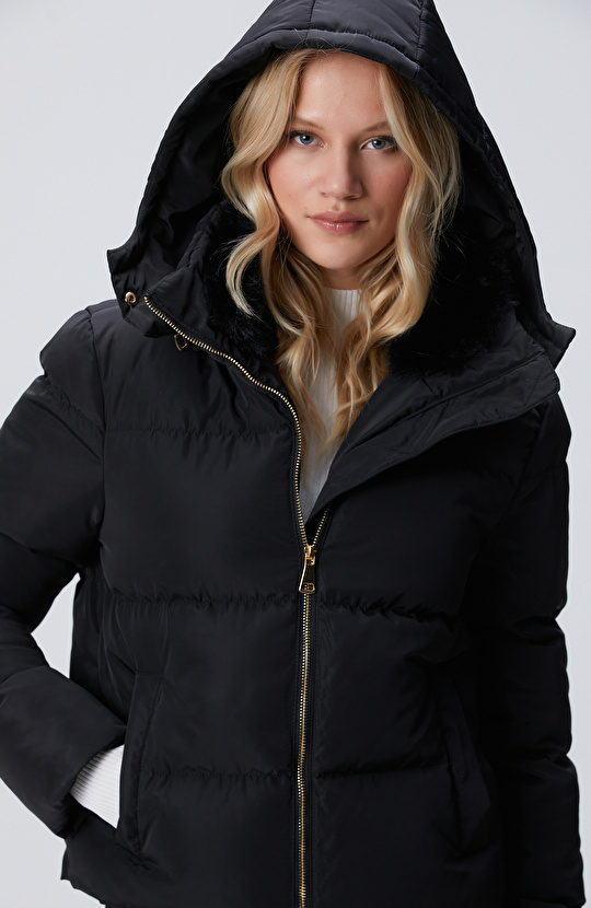 Siyah Kapüşonlu Kapitone Mont