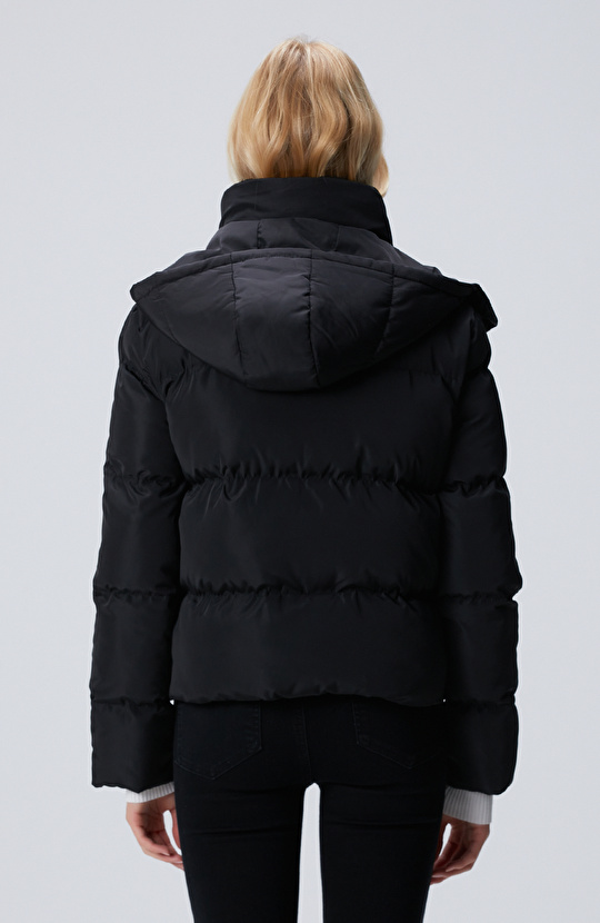 Siyah Kapüşonlu Kapitone Mont