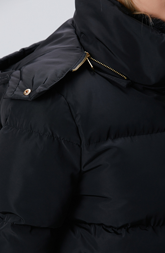 Siyah Kapüşonlu Kapitone Mont