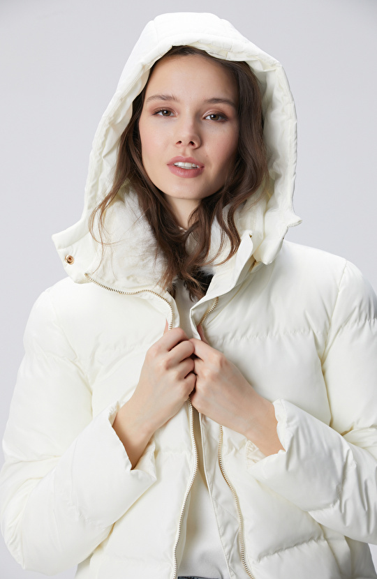 Kırık Beyaz Kapüşonlu Kapitone Mont