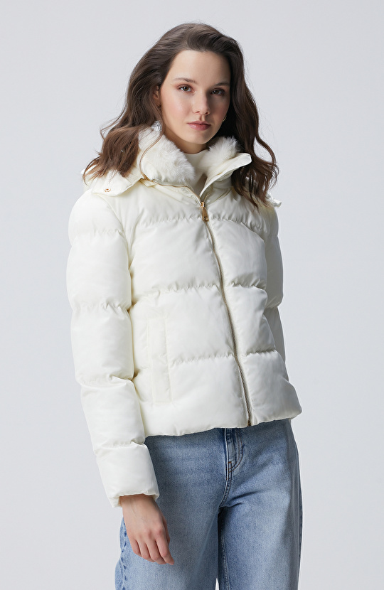 Kırık Beyaz Kapüşonlu Kapitone Mont