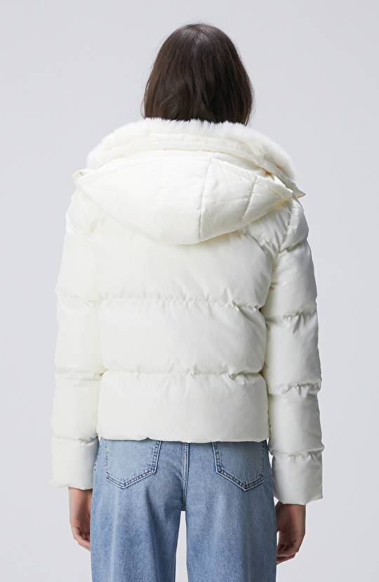 Kırık Beyaz Kapüşonlu Kapitone Mont