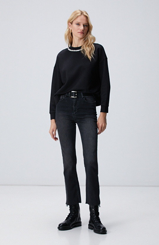 Siyah Yakası Taş İşlemeli Sweatshirt