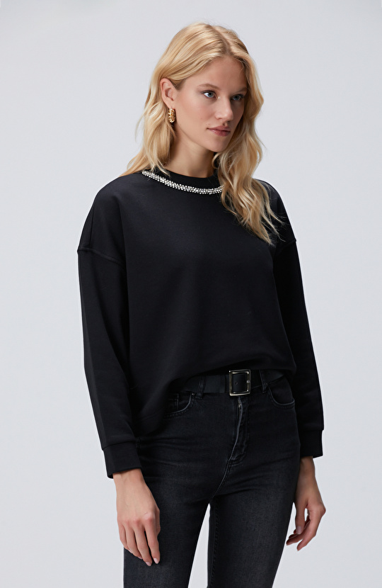 Siyah Yakası Taş İşlemeli Sweatshirt