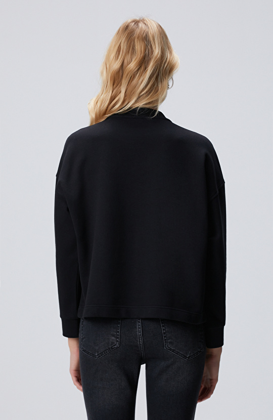 Siyah Yakası Taş İşlemeli Sweatshirt