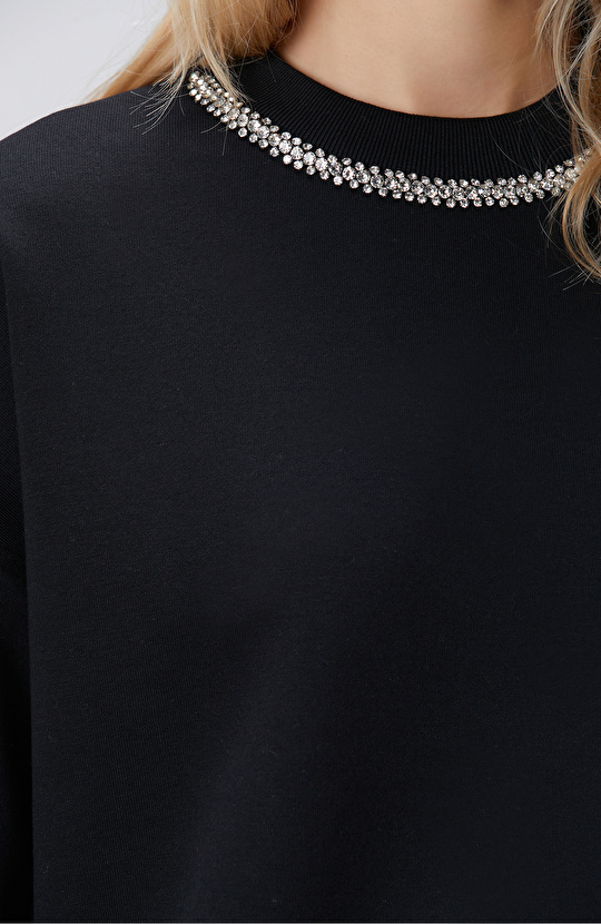 Siyah Yakası Taş İşlemeli Sweatshirt