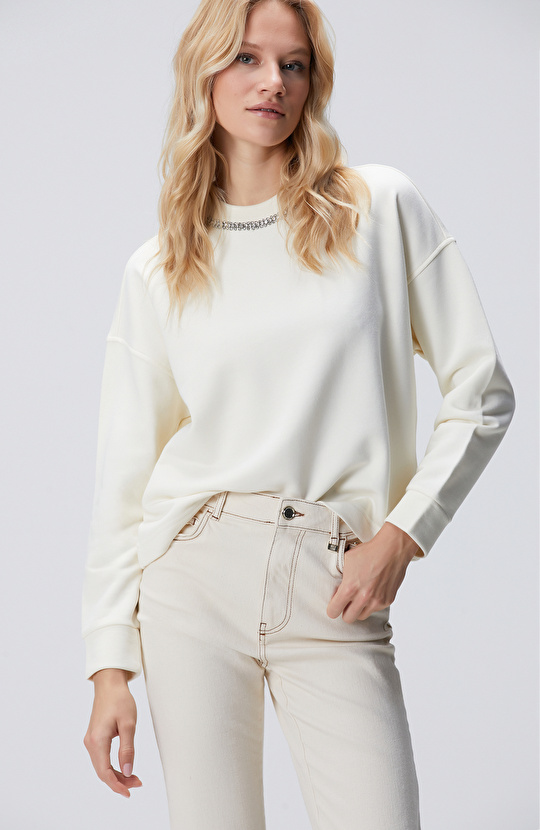 Kırık Beyaz Yakası Taş İşlemeli Sweatshirt