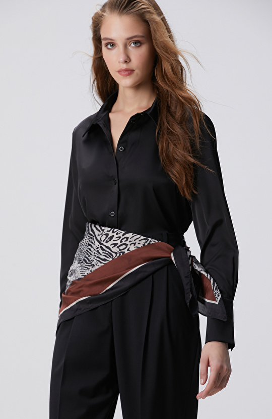 Siyah Geniş Manşetli Saten Gömlek Siyah Geniş Manşetli Saten Gömlek