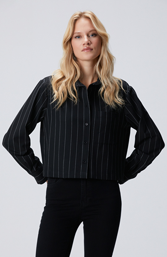 Siyah Çizgi Desenli Nakış Detaylı Gömlek