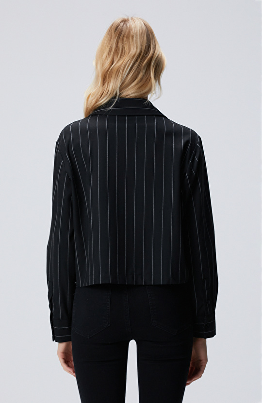 Siyah Çizgi Desenli Nakış Detaylı Gömlek