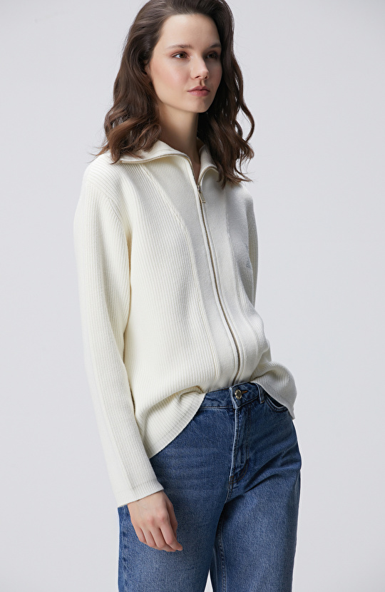 Kırık Beyaz N Taş İşlemeli Hırka