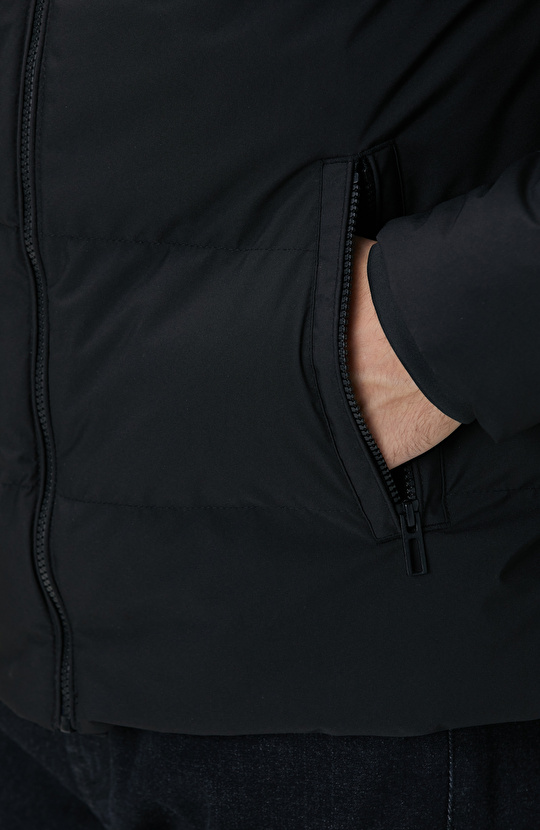 Siyah Kapüşonlu Puffer Mont