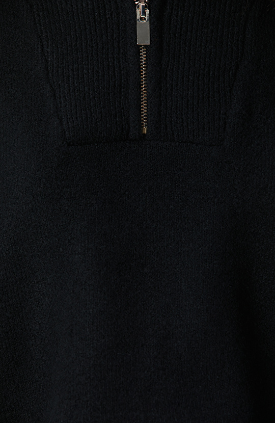 Siyah Dik Yaka Fermuarlı Uzun Kol Kazak