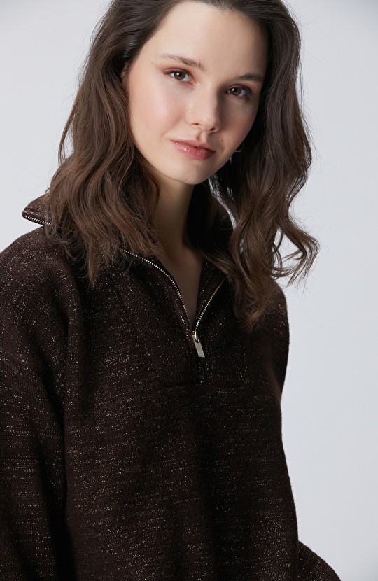 Kahverengi Dik Yaka Fermuarlı Simli İp Kazak