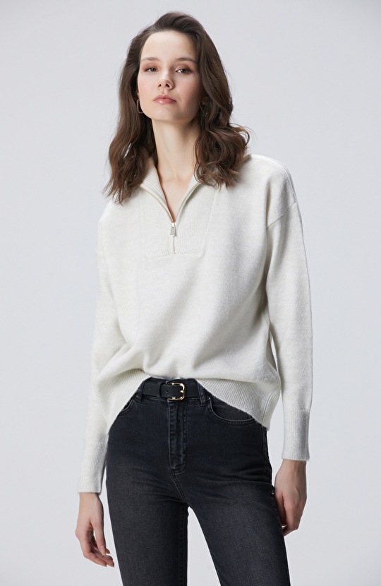 Kırık Beyaz Dik Yaka Fermuarlı Simli İp Kazak