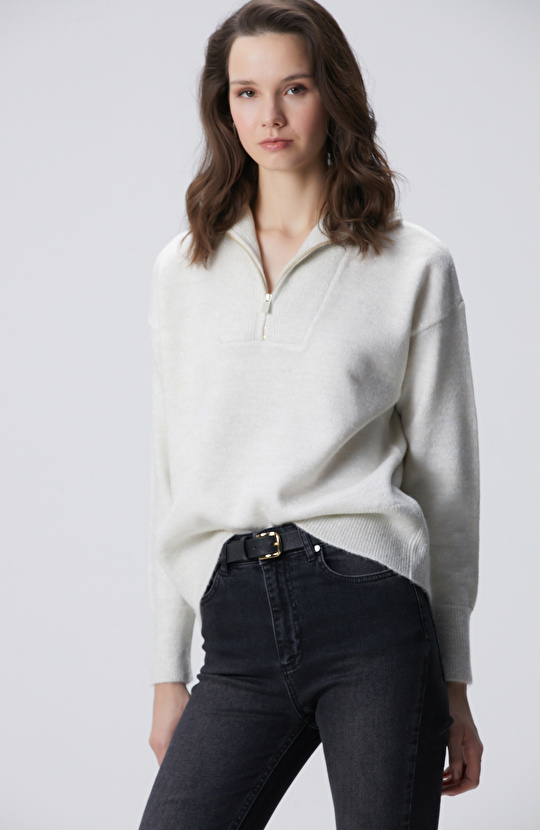 Kırık Beyaz Dik Yaka Fermuarlı Simli İp Kazak