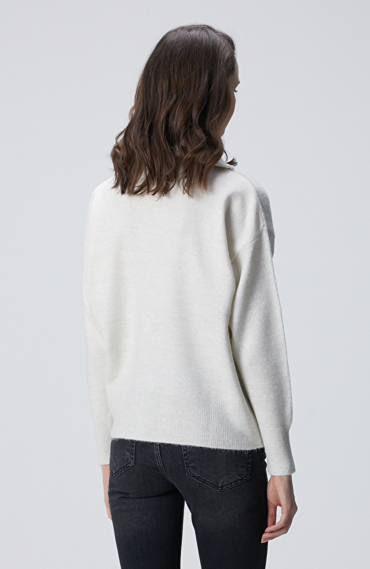 Kırık Beyaz Dik Yaka Fermuarlı Simli İp Kazak