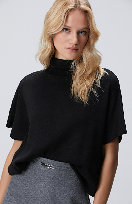 Siyah Dik Yaka Kısa Kollu Nervür Detaylı Kazak