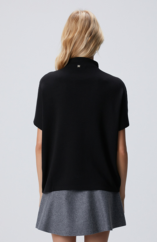 Siyah Dik Yaka Kısa Kollu Nervür Detaylı Kazak