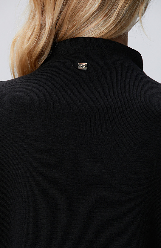 Siyah Dik Yaka Kısa Kollu Nervür Detaylı Kazak