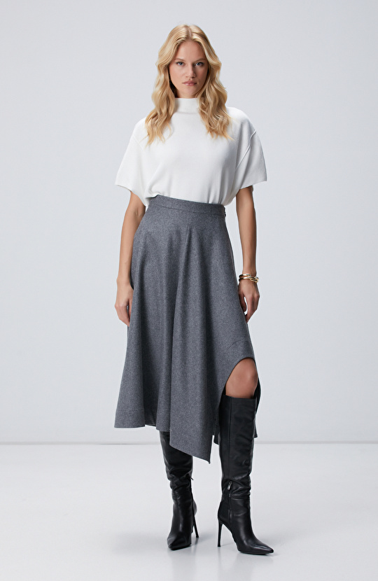 Kırık Beyaz Dik Yaka Kısa Kollu Nervür Detaylı Kazak